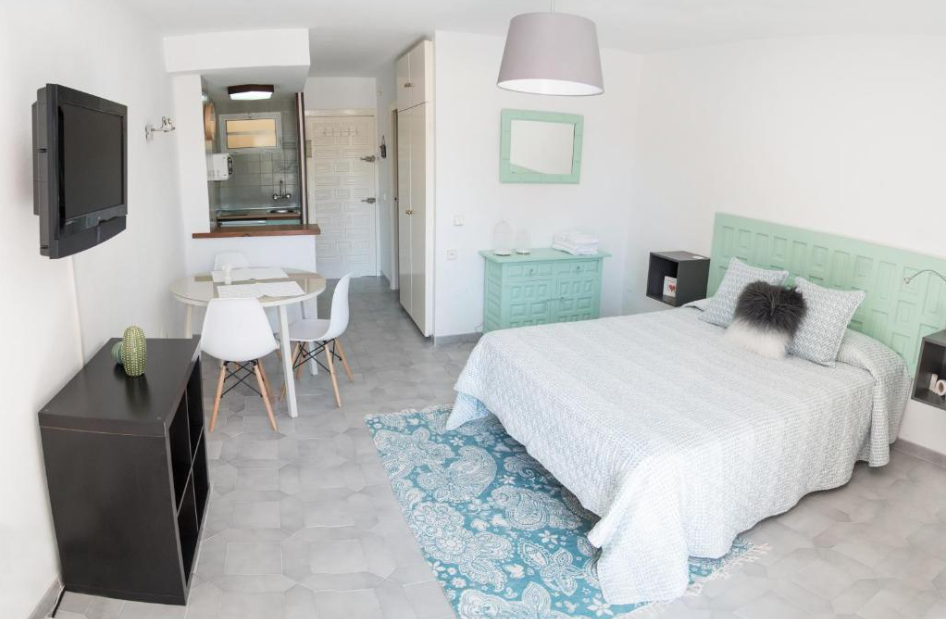 For rent MID SEASON 01/11/2024 - 31/03/2025 Beautiful studio apartment in Benalmadena Costa