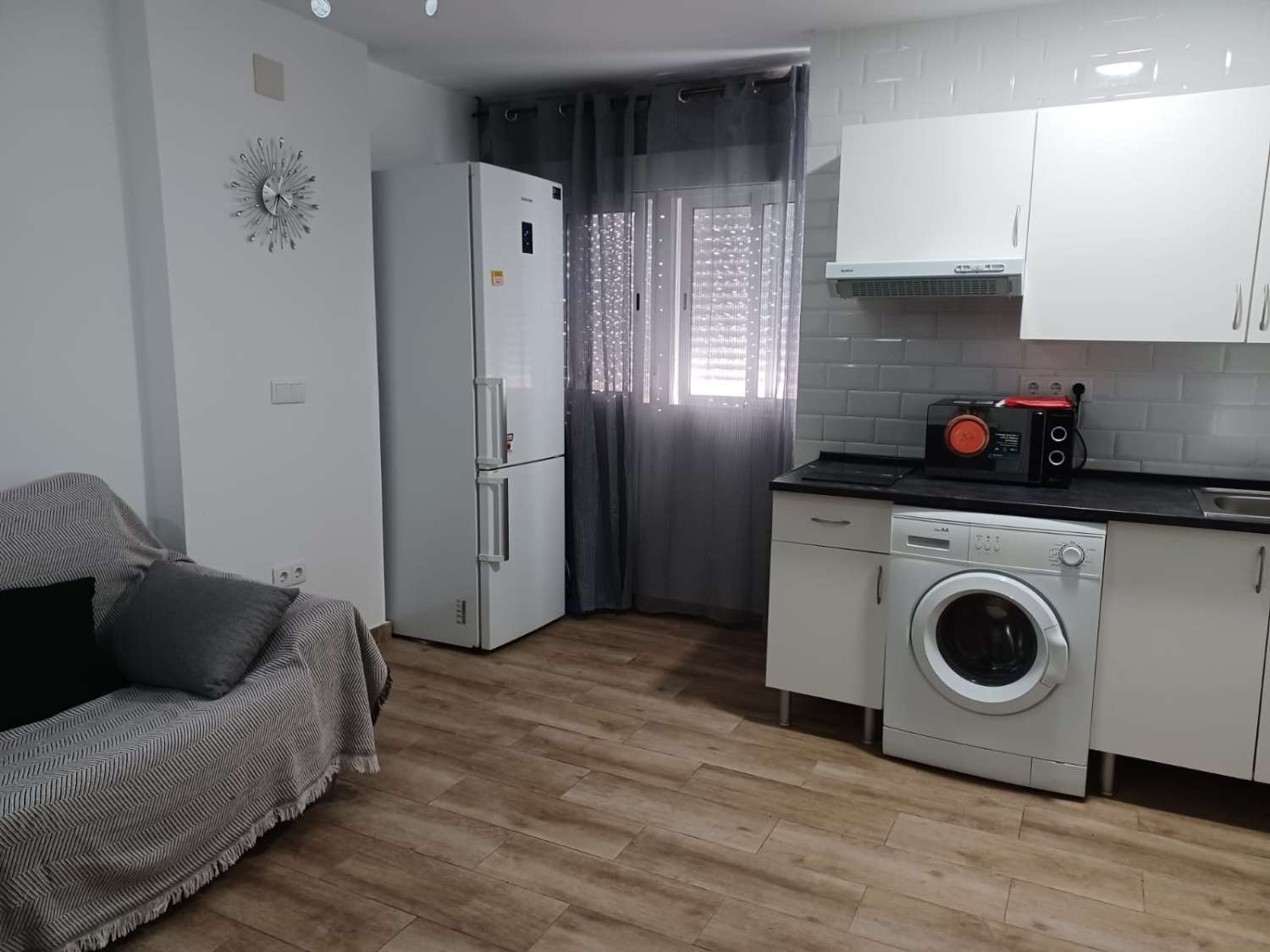 Te huur MIDDEN SEIZOEN van 1/09/2024 - 30/6/25 Mooi onlangs gerenoveerd studio-appartement in Benalmádena Costa op 100 meter van het strand