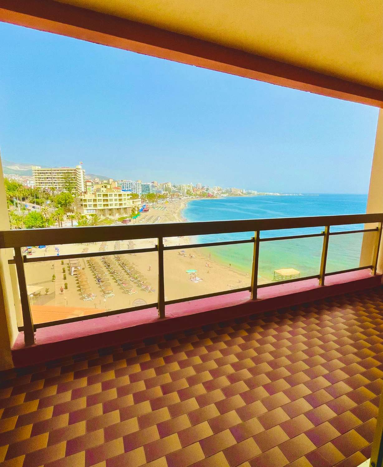 Se alquila del 3/1/25 -31/3/25  magnifico apartamento  en 1ª linea de playa con vistas al mar  en Benalmádena.-