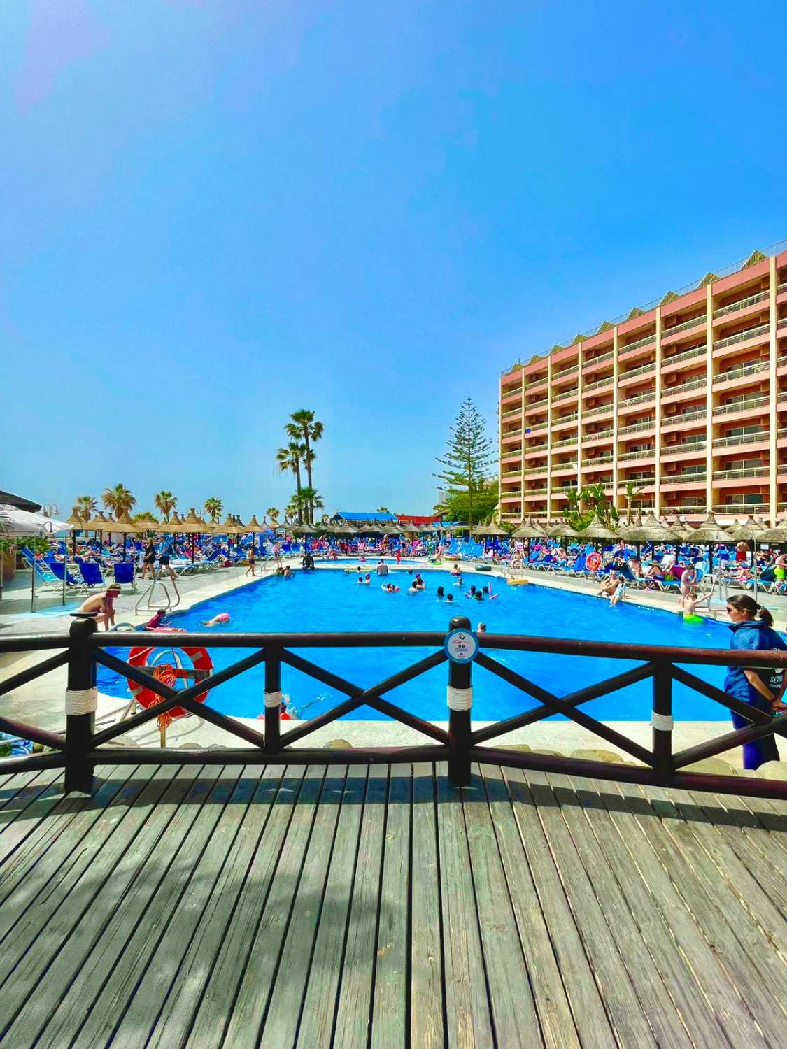 Se alquila del 3/1/25 -31/3/25  magnifico apartamento  en 1ª linea de playa con vistas al mar  en Benalmádena.-