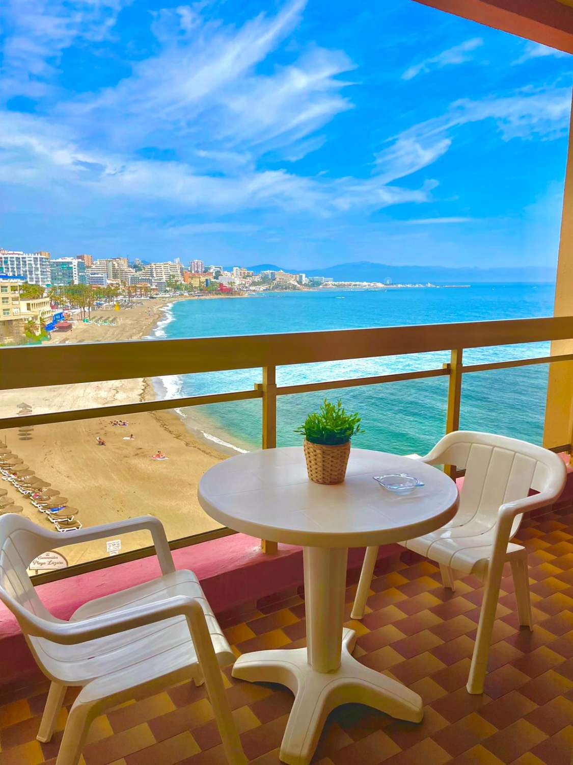 Se alquila del 3/1/25 -31/3/25  magnifico apartamento  en 1ª linea de playa con vistas al mar  en Benalmádena.-