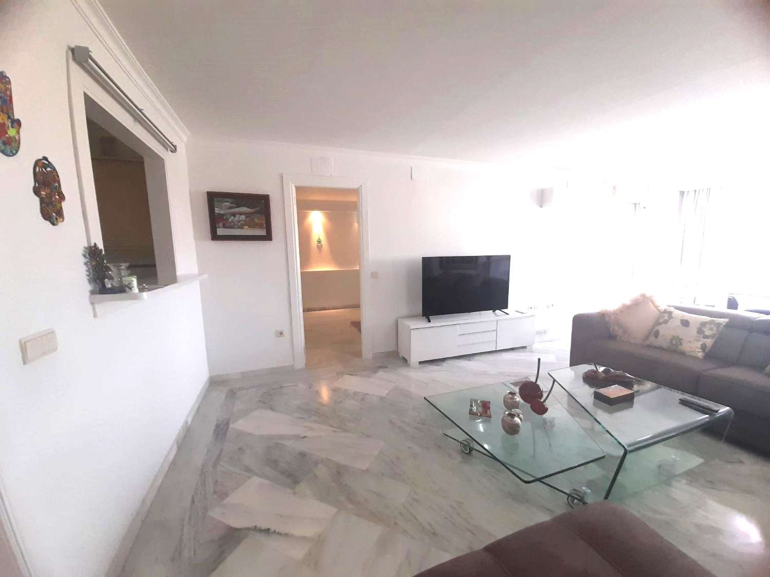 MI-SAISON. A LOUER VACACIONAL2024 et du 1.10.2024-30.6.2025 Bel appartement avec vue sur la mer SUR LA PLAGE DE LA 1ÈRE LIGNE À BENALMADENA