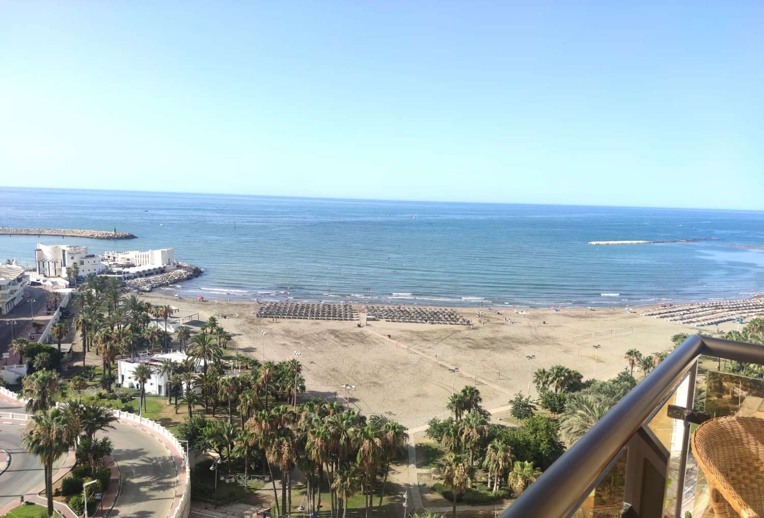 SE ALQUILA PRECIOSO APARTAMENTO DESDE 01/01/2025 - 29/06/2025  y DE 1.9.25-29.6.26 EN BENALMÁDENA COSTA