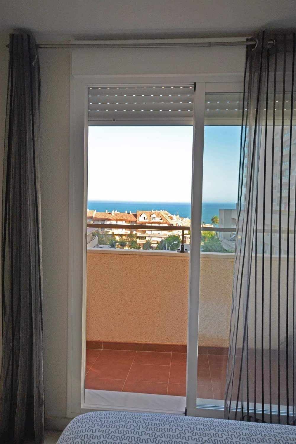 NO ES DE LARGA TEMPORADA Se alquila del 1.10.2024-30.6.2025  bonito apartamento con vistas al mar en Benalmádena