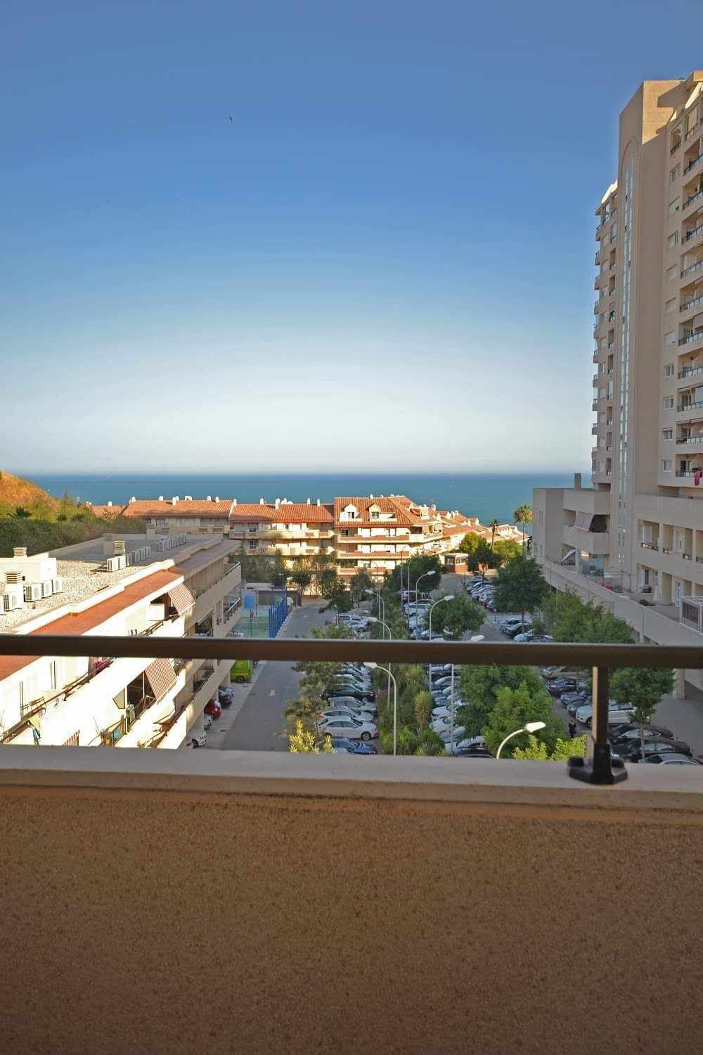 NO ES DE LARGA TEMPORADA Se alquila del 1.10.2024-30.6.2025  bonito apartamento con vistas al mar en Benalmádena