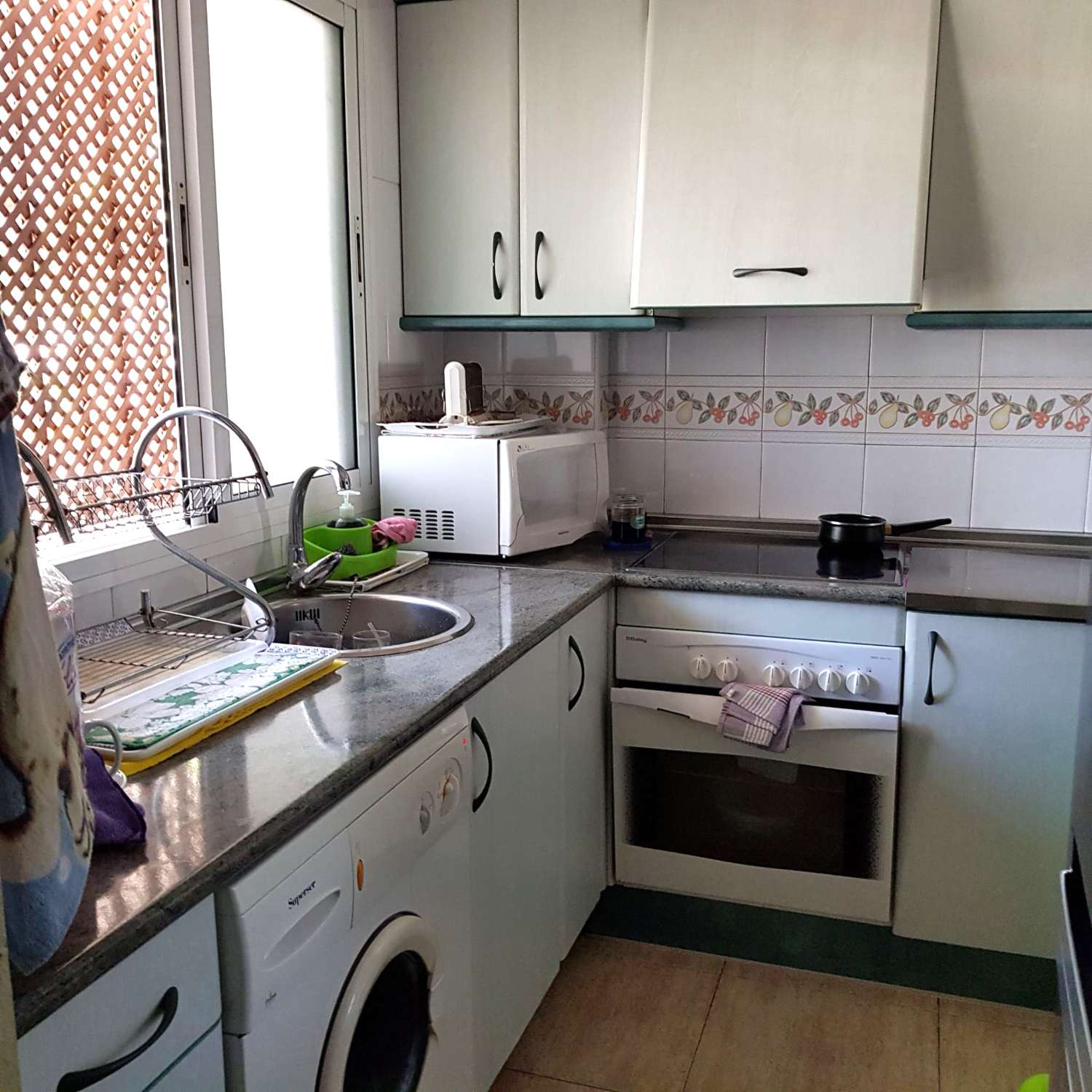 MIDDEN SEIZOEN. MOOI GELIJKVLOERS APPARTEMENT TE HUUR VAN 2.4.25-30.6.25 IN BENALMÁDENA COSTA