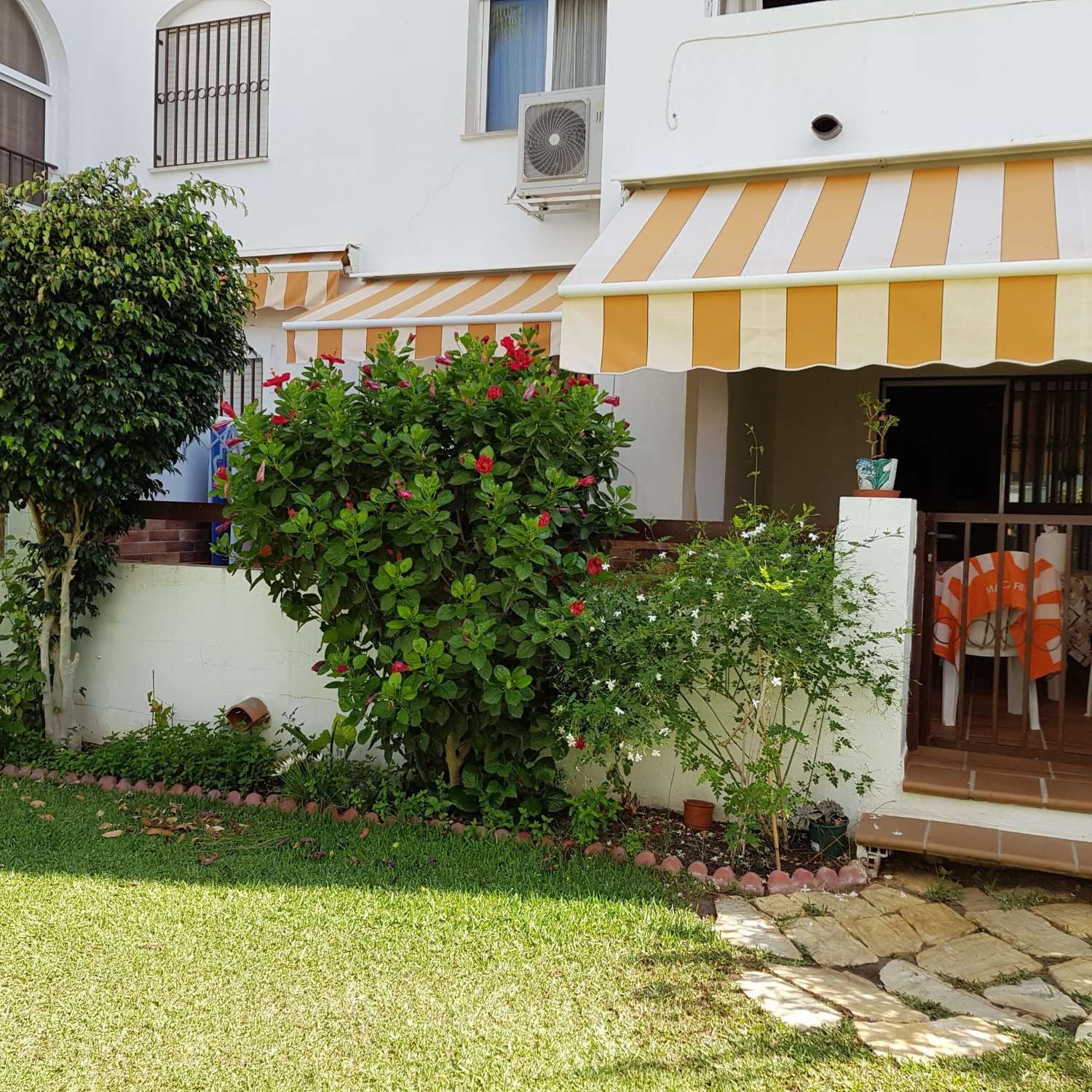 MIDDEN SEIZOEN. MOOI GELIJKVLOERS APPARTEMENT TE HUUR VAN 2.4.25-30.6.25 IN BENALMÁDENA COSTA