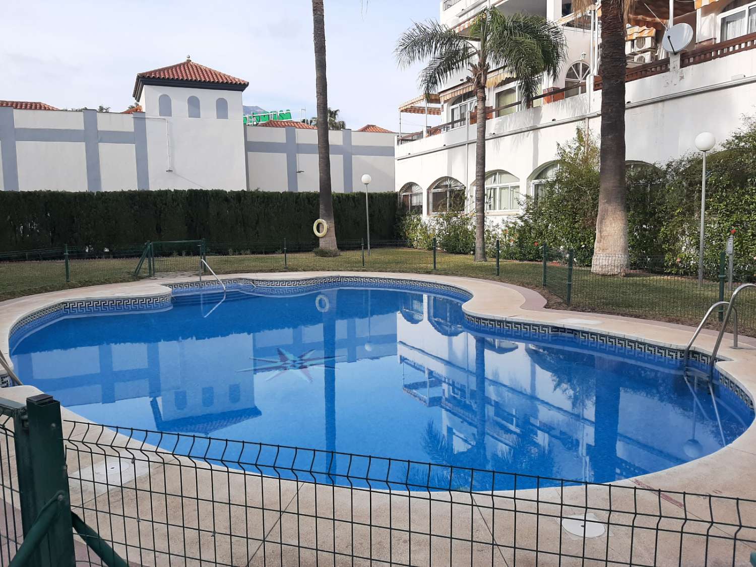 MEDIA TEMPORADA . SE ALQUILA BONITO APARTAMENTO EN PLANTA  BAJA DEL  2.4.25-30.6.25 EN BENALMÁDENA COSTA