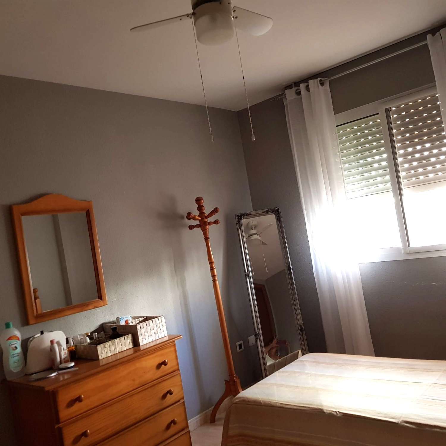 MIDDEN SEIZOEN. MOOI GELIJKVLOERS APPARTEMENT TE HUUR VAN 2.4.25-30.6.25 IN BENALMÁDENA COSTA