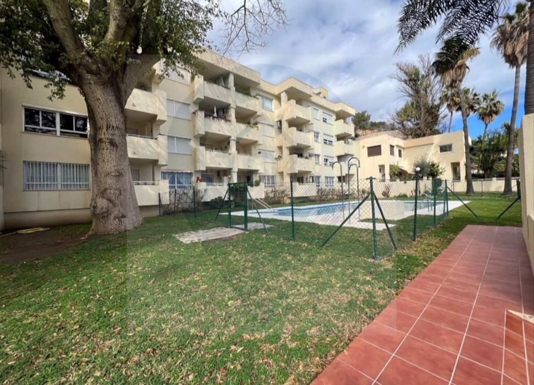 MID-SEASON. FOR RENT FROM 1.10..24 - 31.5.25MAGNIFICENT APARTMENT WITH SEA VIEWS IN LA CARIHUELA AREA (TORREMOLINOS)