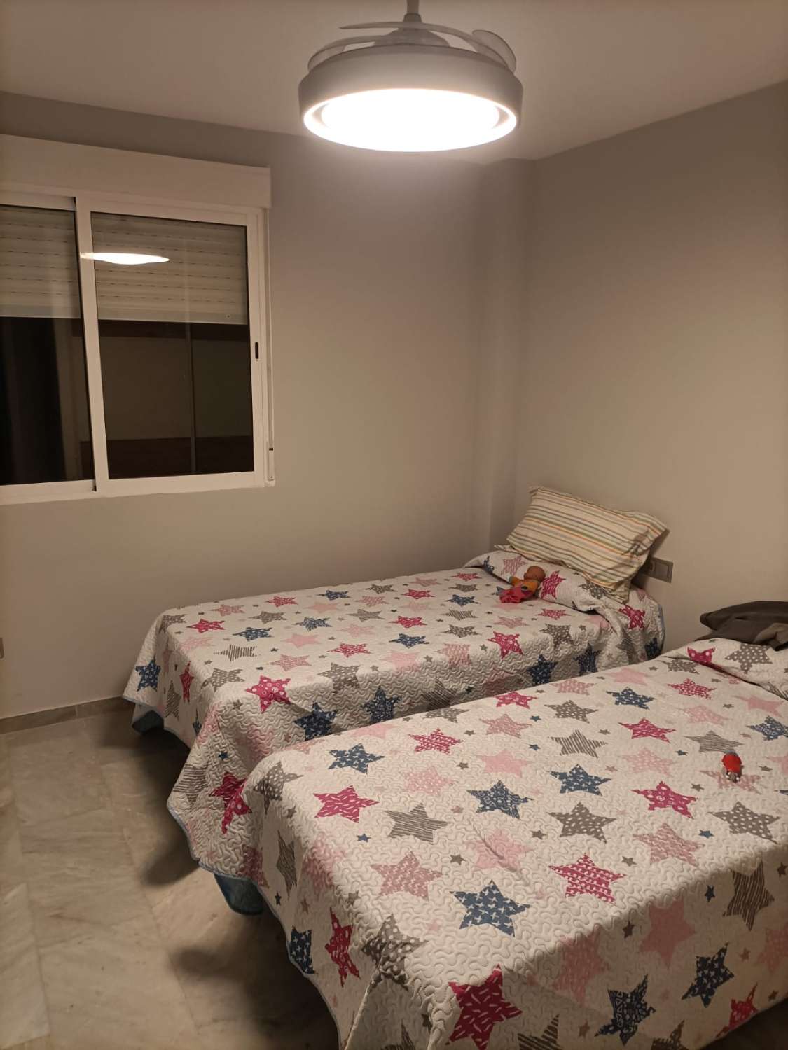 MITTEN IN DER SAISON. ZU VERMIETEN VOM 1.10..24 - 31.5.25WUNDERSCHÖNE WOHNUNG MIT MEERBLICK IN LA CARIHUELA GEGEND (TORREMOLINOS)