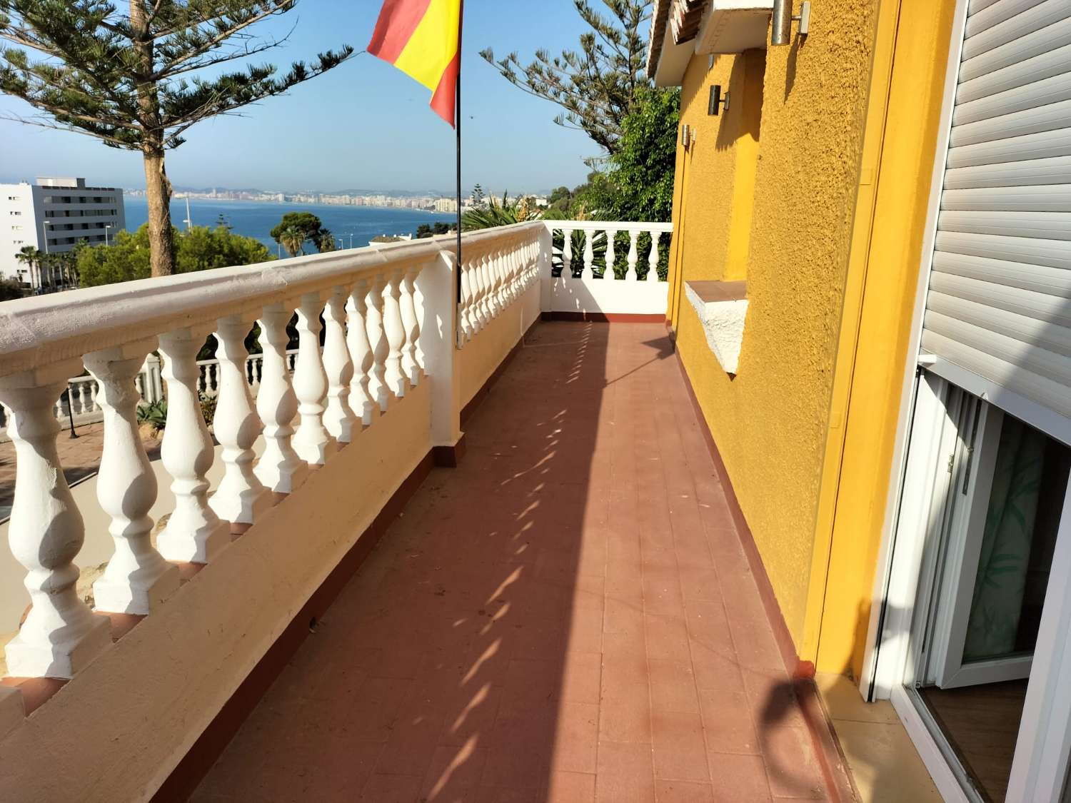 SMUK FRITLIGGENDE VILLA TIL SALG I TORREMUELLE, BENALMÁDENA COSTA