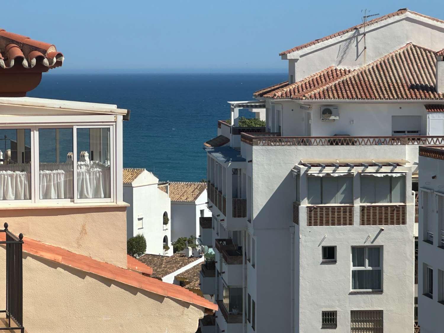 DEMI-SAISON. A LOUER DU 01.09.25 -30.6.26 MAGNIFIQUE APPARTEMENT AVEC VUE SUR LA MER À BENALMADENA.