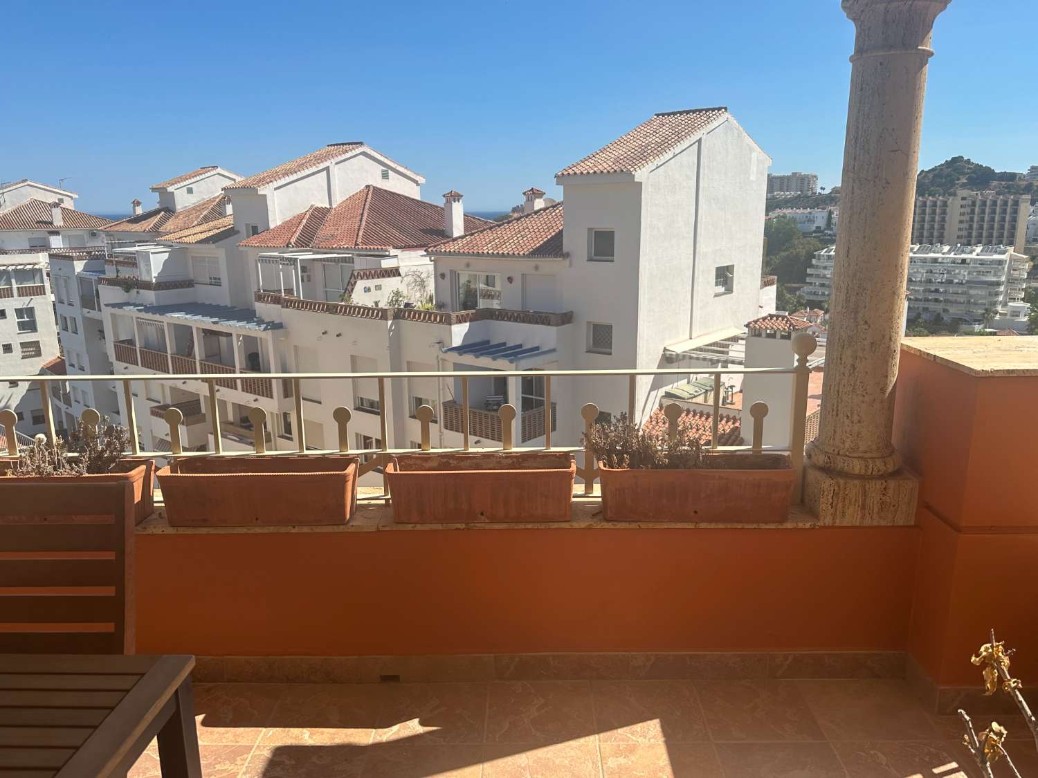 HALF SEIZOEN. TE HUUR VANAF 01.09.25 -30.6.26 PRACHTIG APPARTEMENT MET UITZICHT OP ZEE IN BENALMADENA.