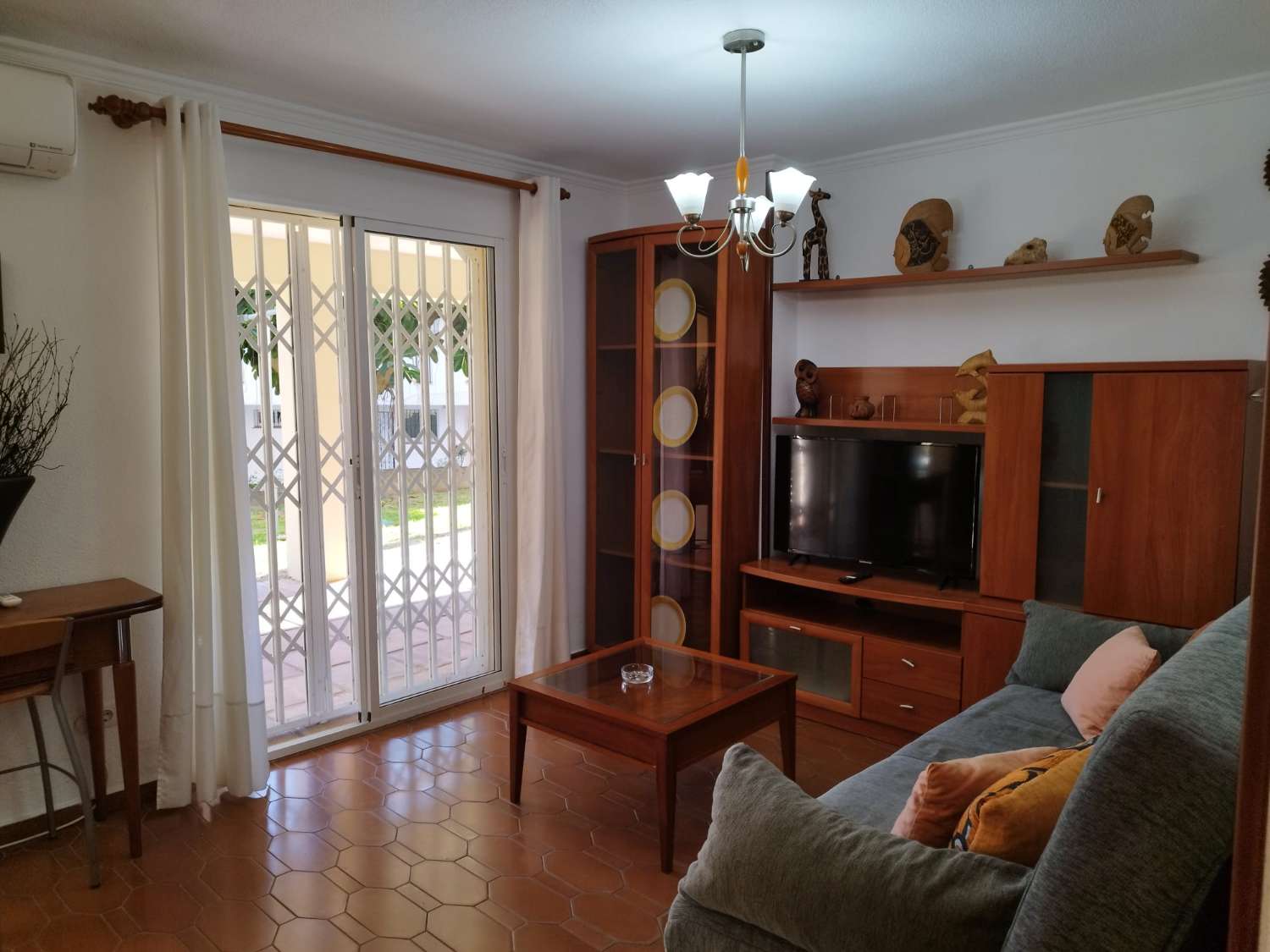 HALF SEIZOEN. TE HUUR VAN 1.9.2024-30.6.2025 MOOI APPARTEMENT IN LA CARIHUELA (TORREMOLINOS)