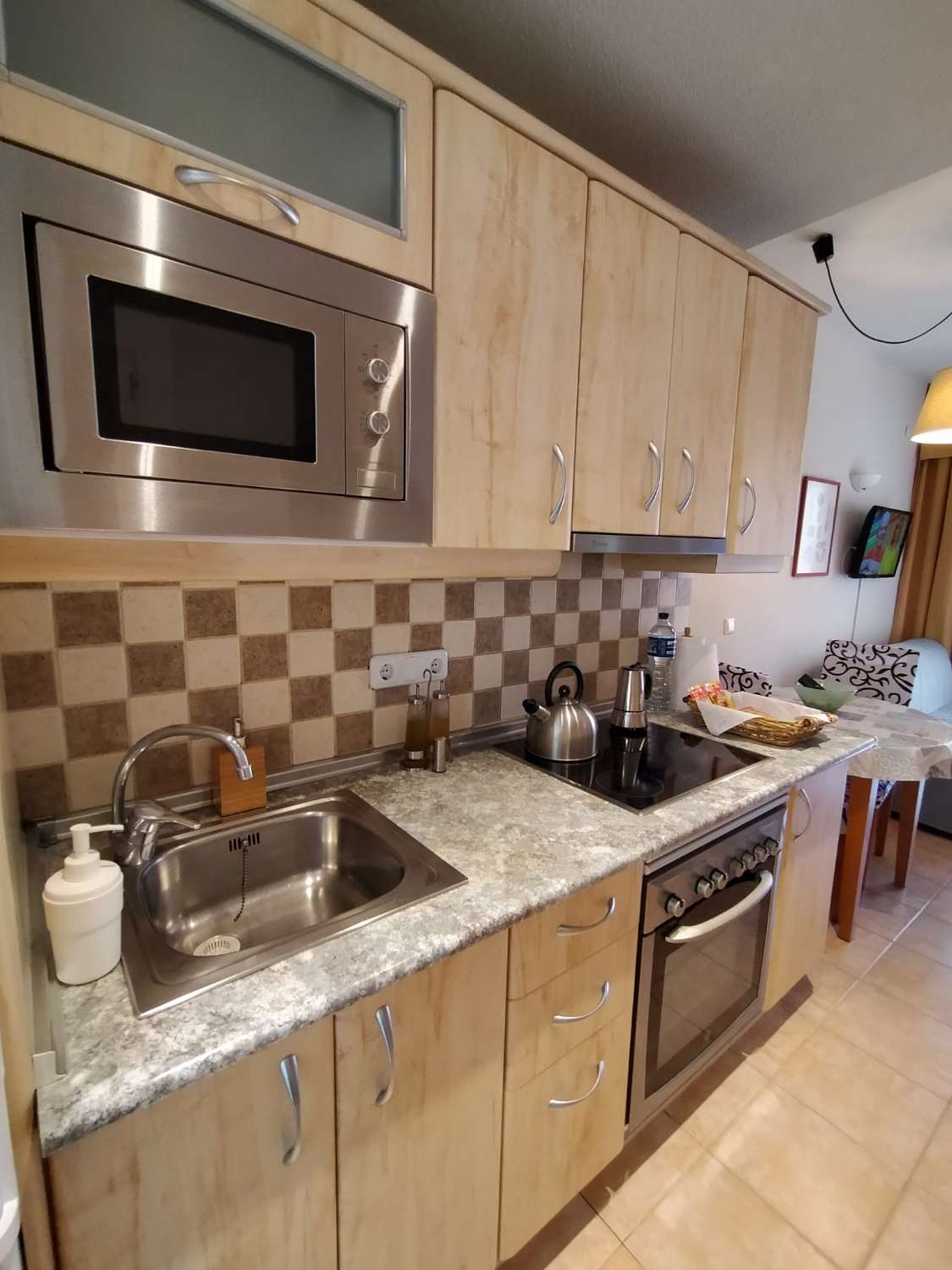 MIDDEN SEIZOEN. TE HUUR vanaf 1.10.24-31.5.2025 MOOI STUDIO-APPARTEMENT IN BENALBEACH 1E LIJN VAN HET STRAND (benalmadena costa)