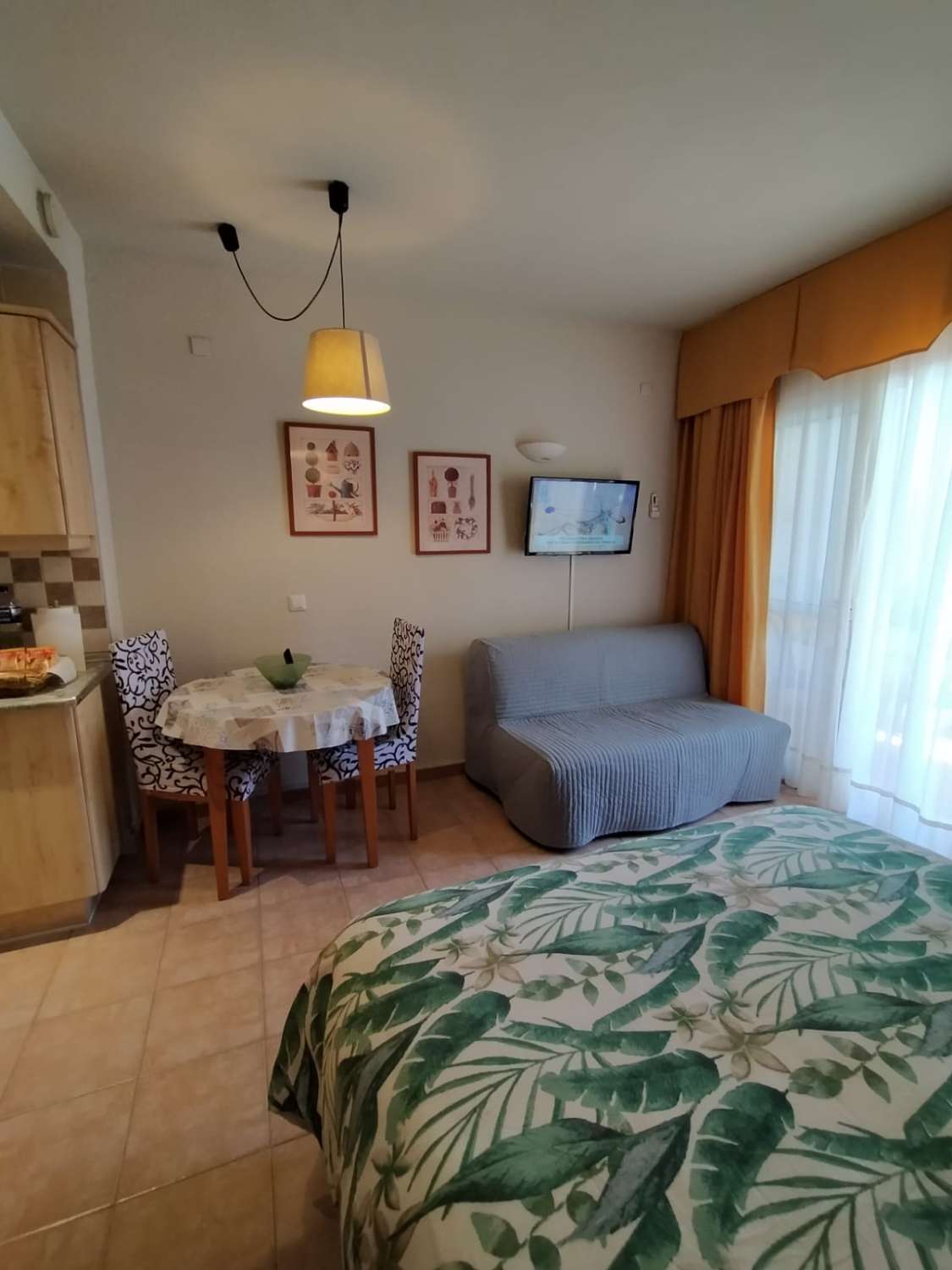 MIDDEN SEIZOEN. TE HUUR vanaf 1.10.24-31.5.2025 MOOI STUDIO-APPARTEMENT IN BENALBEACH 1E LIJN VAN HET STRAND (benalmadena costa)