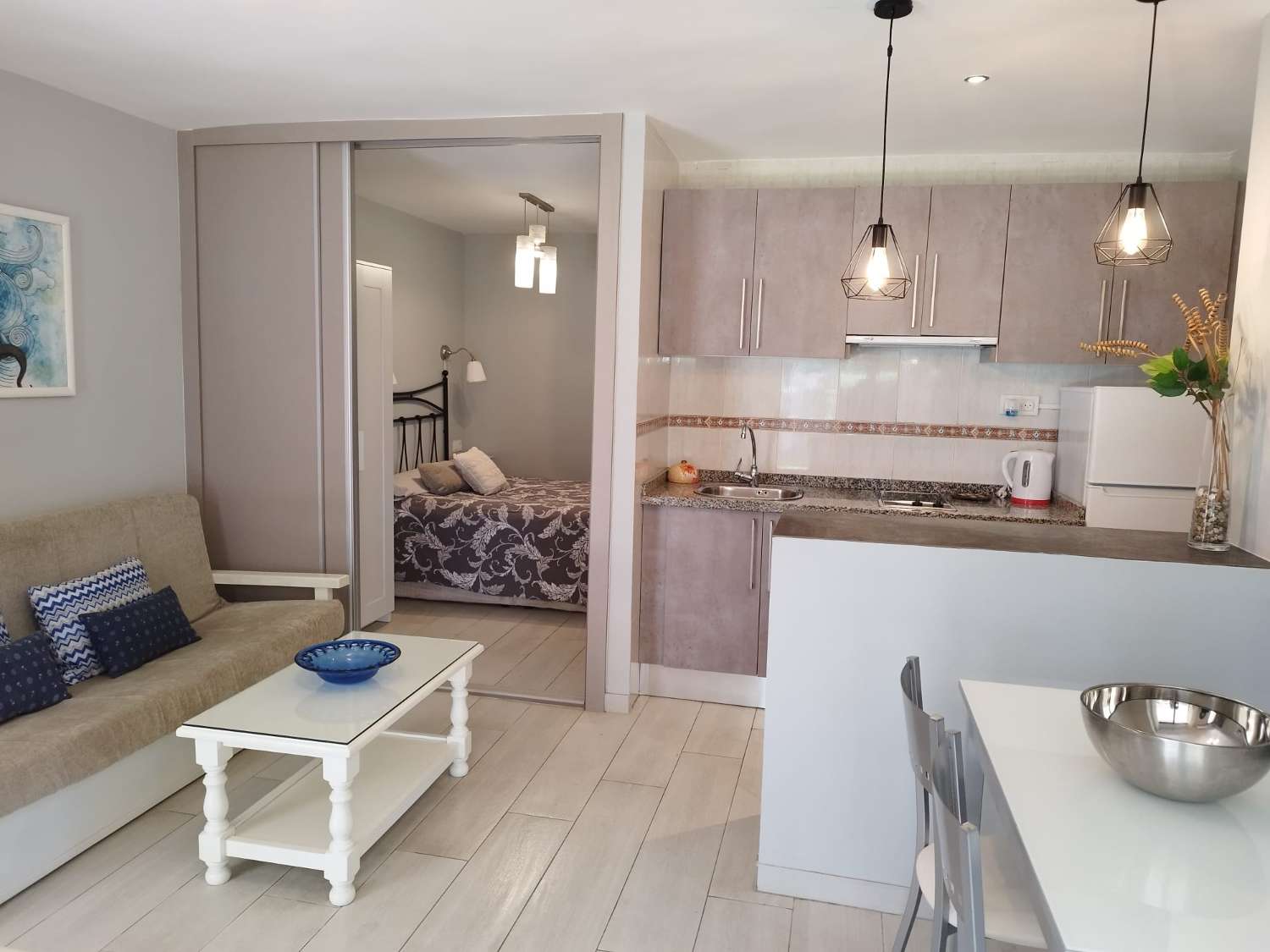 MIDDEN SEIZOEN. TE HUUR VAN 1.9.2024-30.06.2025 MOOI APPARTEMENT IN LA CARIHUELA (TORREMOLINOS)