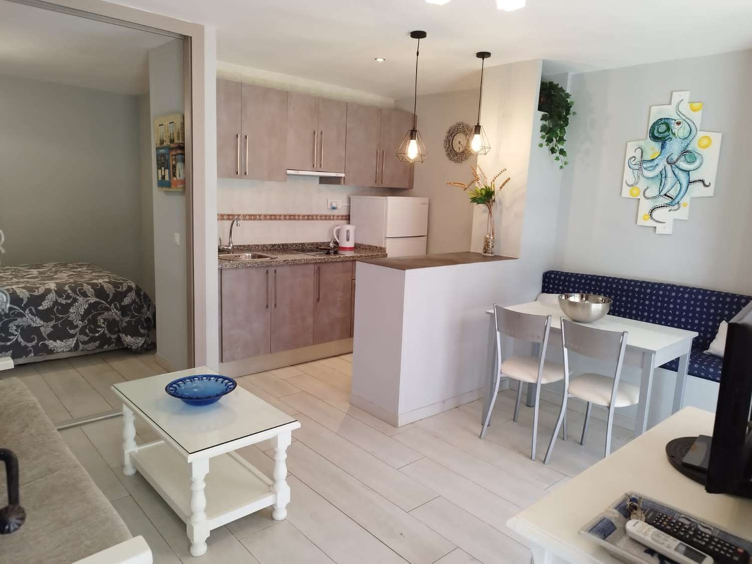 MIDDEN SEIZOEN. TE HUUR VAN 1.9.2024-30.06.2025 MOOI APPARTEMENT IN LA CARIHUELA (TORREMOLINOS)