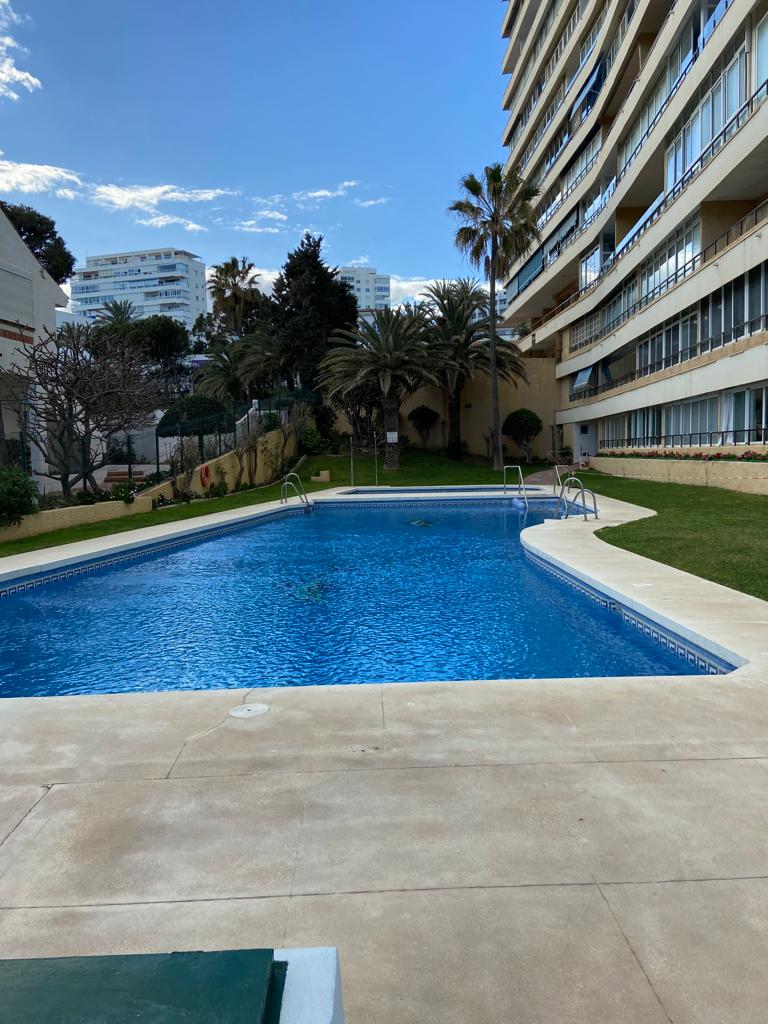 MIDDEN SEIZOEN. TE HUUR VAN 01.01.25-30.6.25 Mooi appartement op de 1e lijn van het strand in Benalmádena