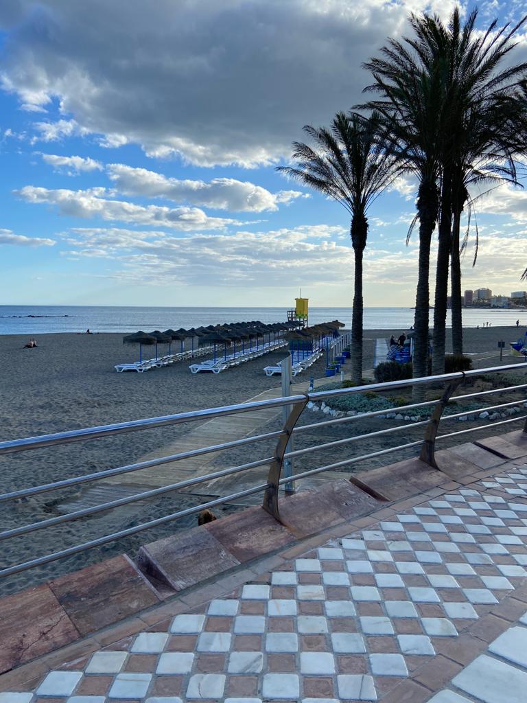 MID-SEASON. FOR RENT FROM 01.01.25-30.6.25 Nice apartment on the 1st line of the beach in Benalmadena