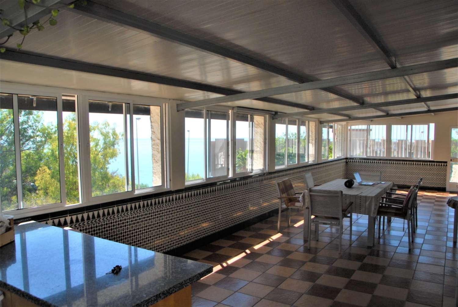 Se vende magnifica villa frente al mar  en Benalmadena