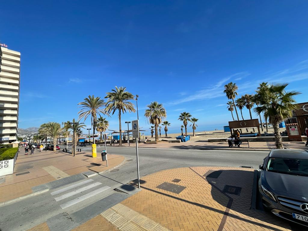 Tussenseizoen . Te huur van 01/09/2024-30/06/2025 Mooi appartement op de 1e lijn van het strand in Fuengirola