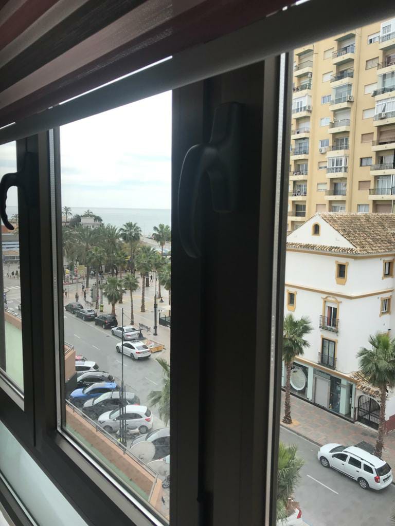 Larga temporada SE ALQUILA  desde ahora  BONITO APARTAMENTO EN 1ª LINEA DE PLAYA EN  FUENGIROLA