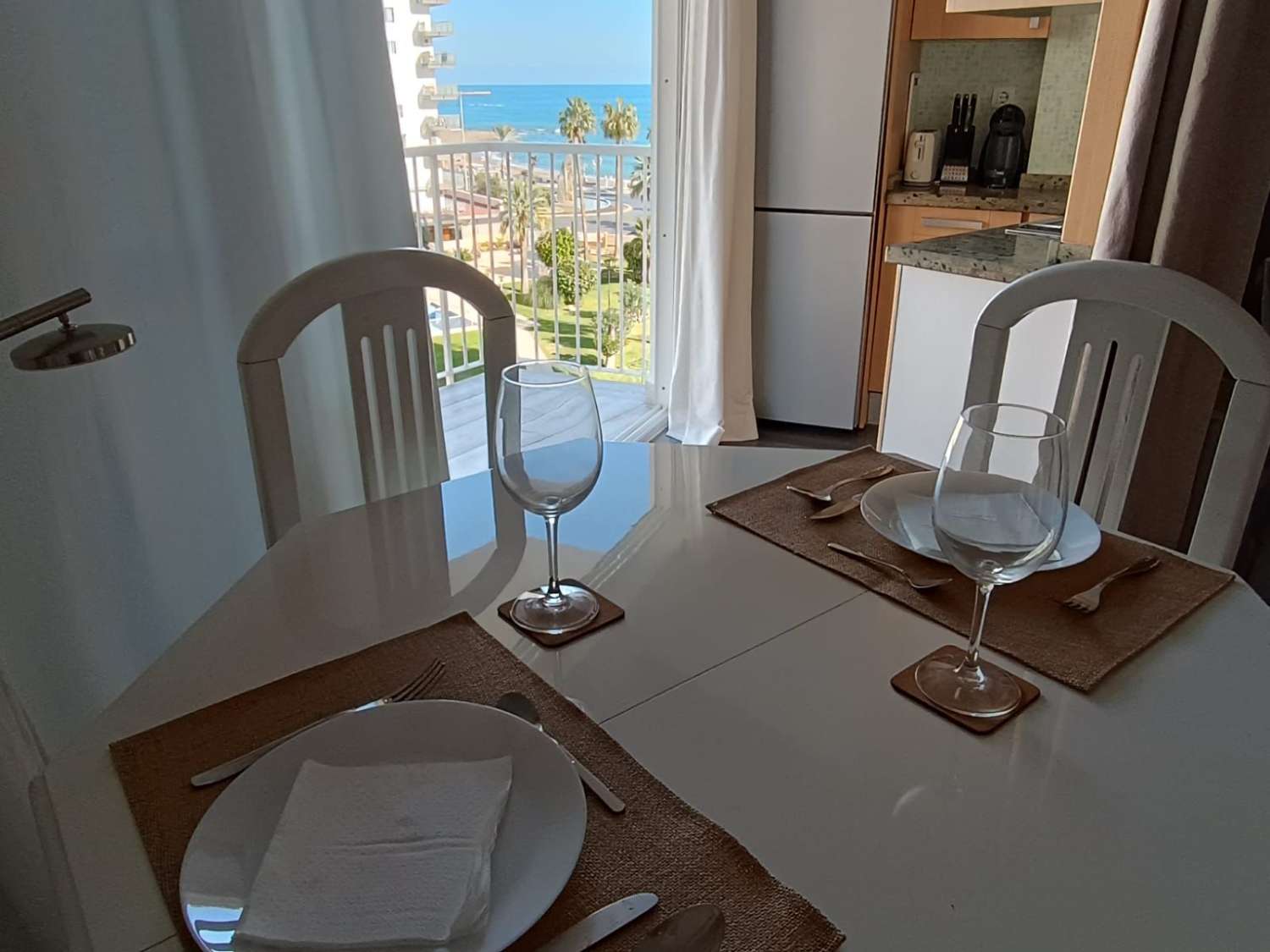 DEMI-SAISON. IL EST LOUÉ À PARTIR DU 01. 09.2025 AU 30.6.26 BEL APPARTEMENT SUR LA 1ÈRE LIGNE DE LA PLAGE À BENALMADENA