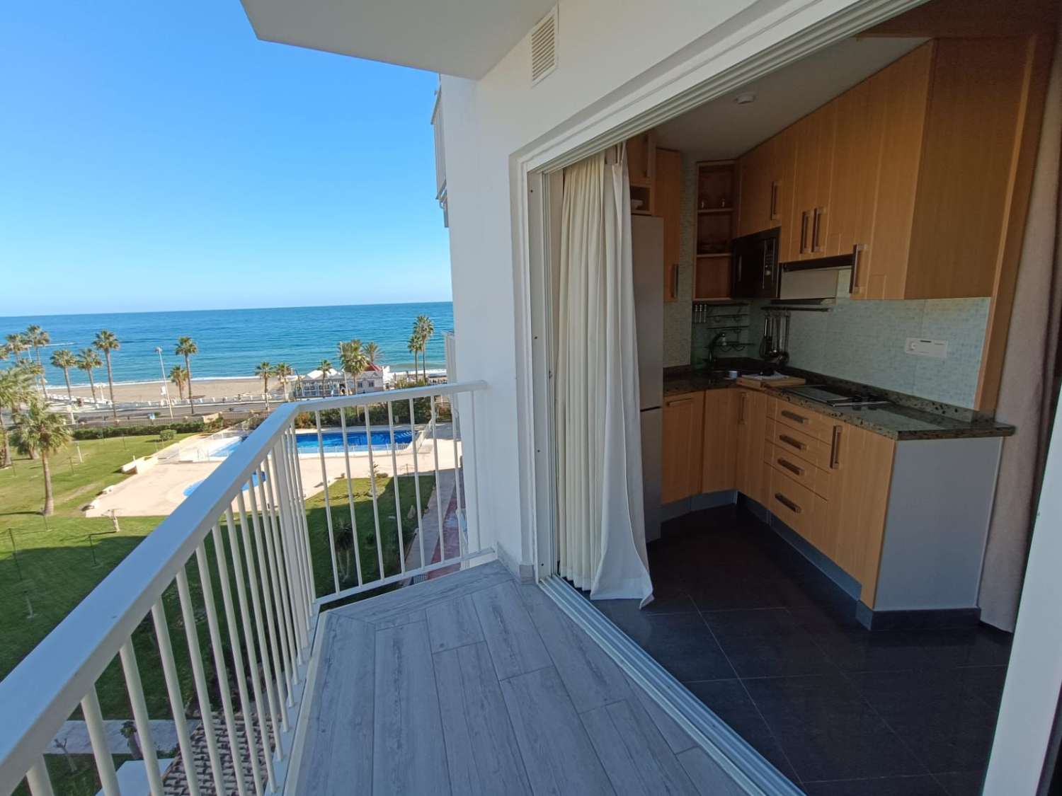 HALF SEASON. IT IS RENTED FROM 01. 09.2025 TO 30.6.26 BEAUTIFUL APARTMENT ON THE 1ST LINE OF THE BEACH IN BENALMADENA