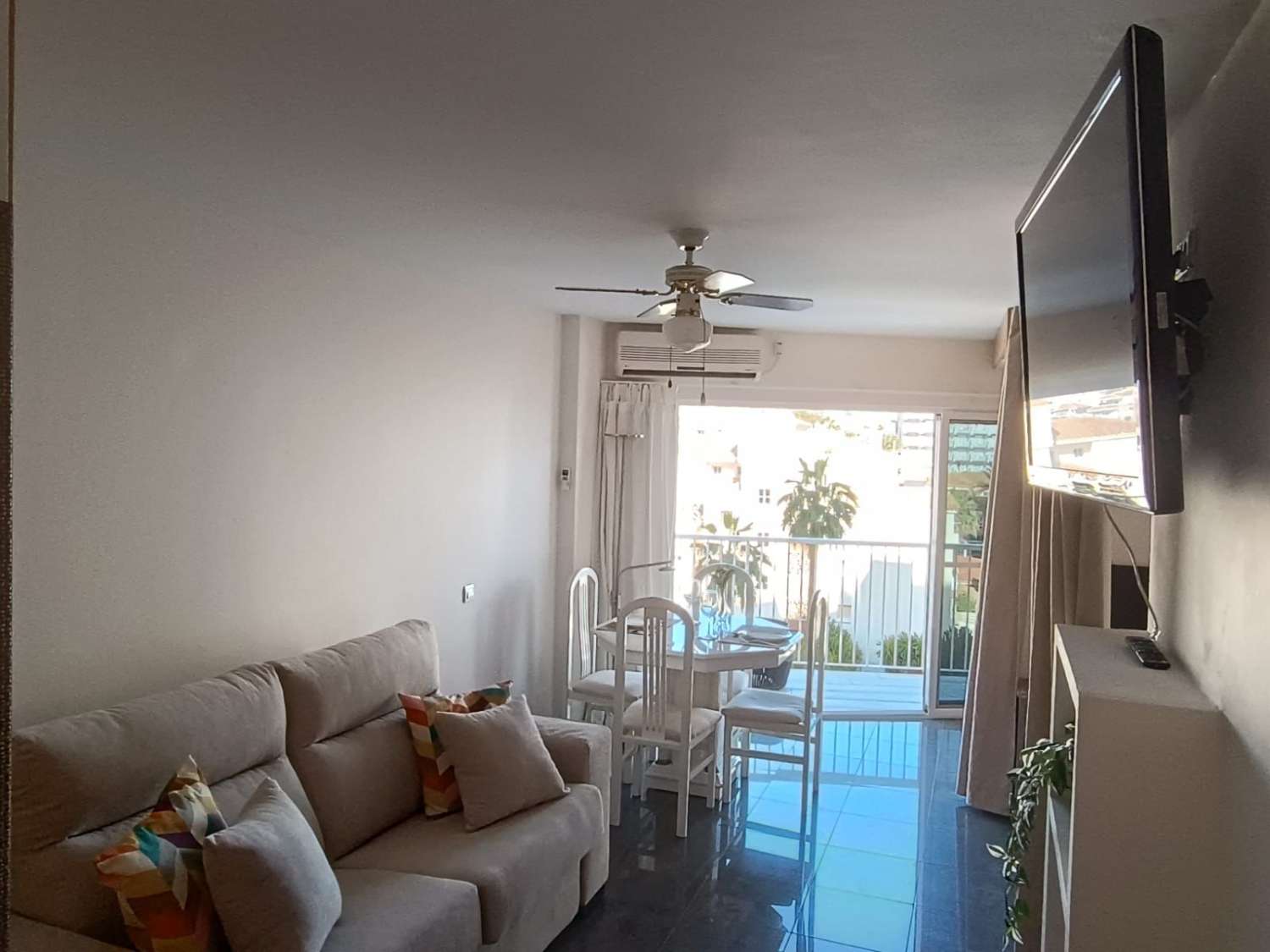 DEMI-SAISON. IL EST LOUÉ À PARTIR DU 01. 09.2025 AU 30.6.26 BEL APPARTEMENT SUR LA 1ÈRE LIGNE DE LA PLAGE À BENALMADENA