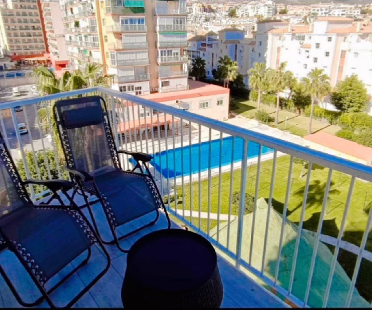 DEMI-SAISON. IL EST LOUÉ À PARTIR DU 01. 09.2025 AU 30.6.26 BEL APPARTEMENT SUR LA 1ÈRE LIGNE DE LA PLAGE À BENALMADENA