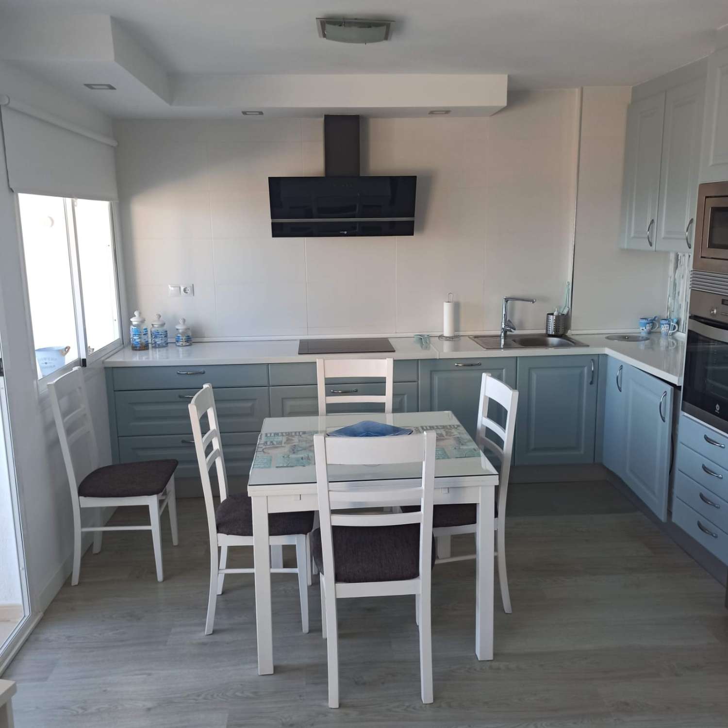 HALF SEIZOEN. TE HUUR VANAF 2.2.25-31.5.25 en 1.2.26 -31-5.26 MOOI APPARTEMENT MET ZEEZICHT IN HET CENTRUM VAN ARROYO DE LA MIEL (BENALMADENA)