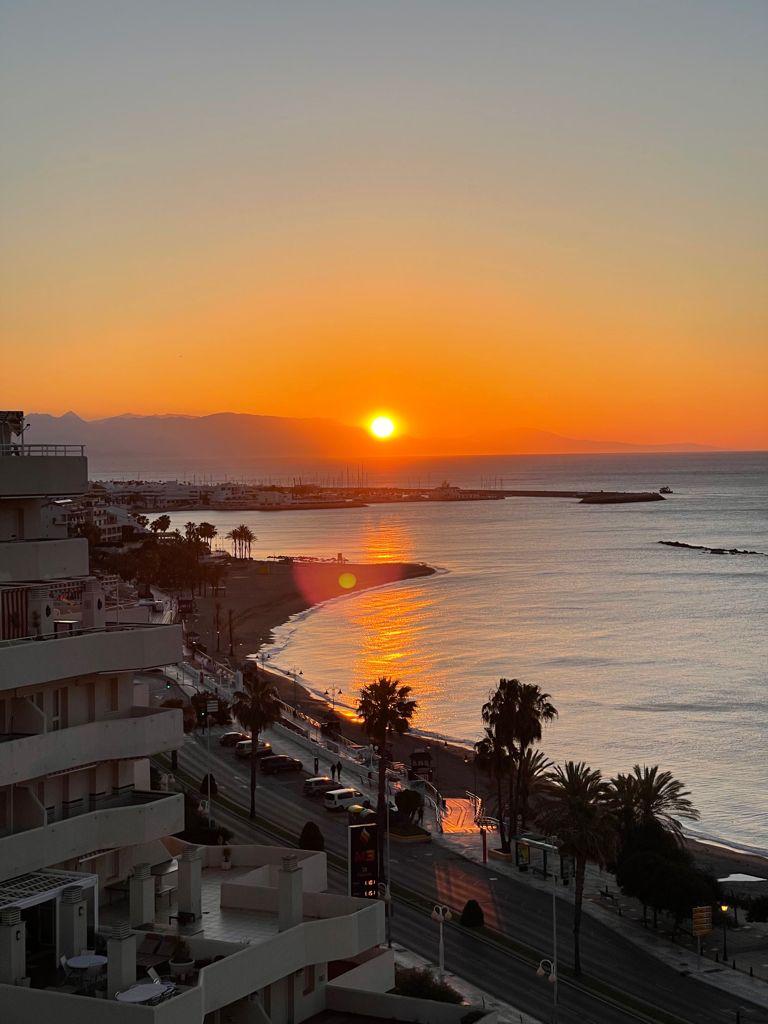 MOYENNE SAISON. A LOUER DU 1.11.24-.28.02.25 et du 01.10.2025 - 28.02.2026 BEL APPARTEMENT EN 1ÈRE LIGNE DE PLAGE AVEC VUE SUR LA MER À BENALMADENA