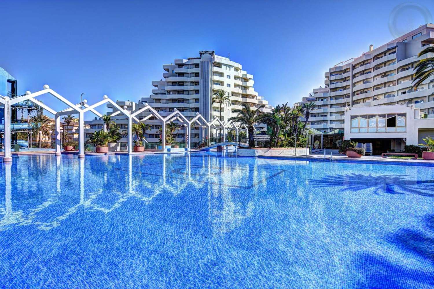 MITTEN IN DER SAISON. ZU VERMIETEN VOM 1.10.24-30.04.25 SCHÖNE WOHNUNG IN DER 1. STRANDLINIE MIT MEERBLICK IN BENALMÁDENA