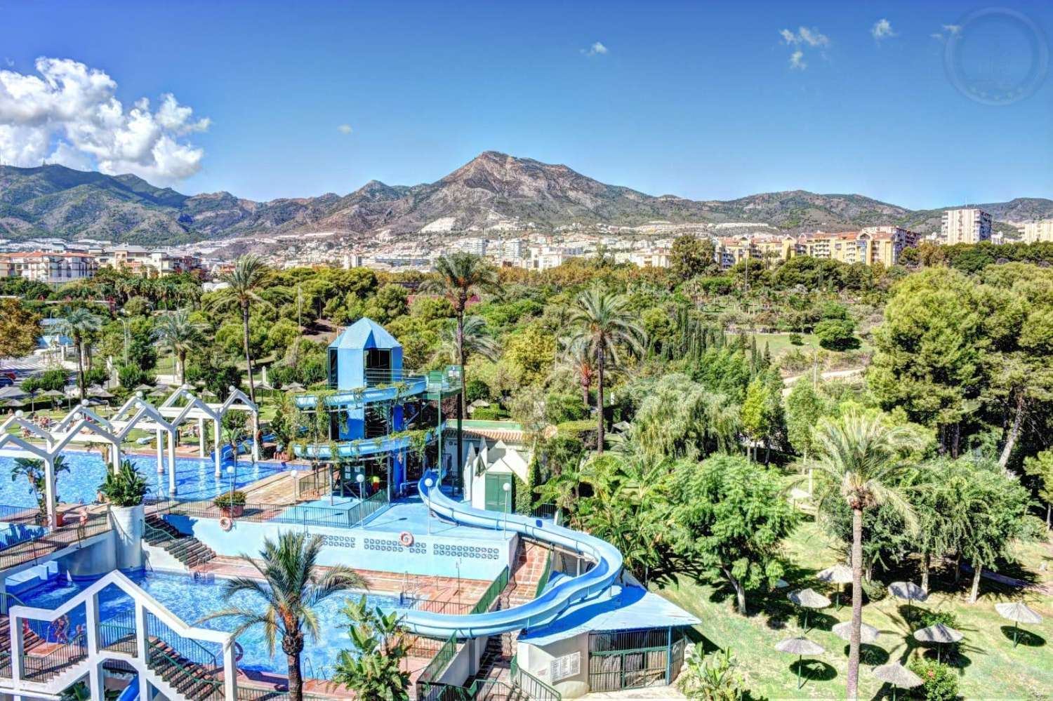 MITTEN IN DER SAISON. ZU VERMIETEN VOM 1.10.24-30.04.25 SCHÖNE WOHNUNG IN DER 1. STRANDLINIE MIT MEERBLICK IN BENALMÁDENA