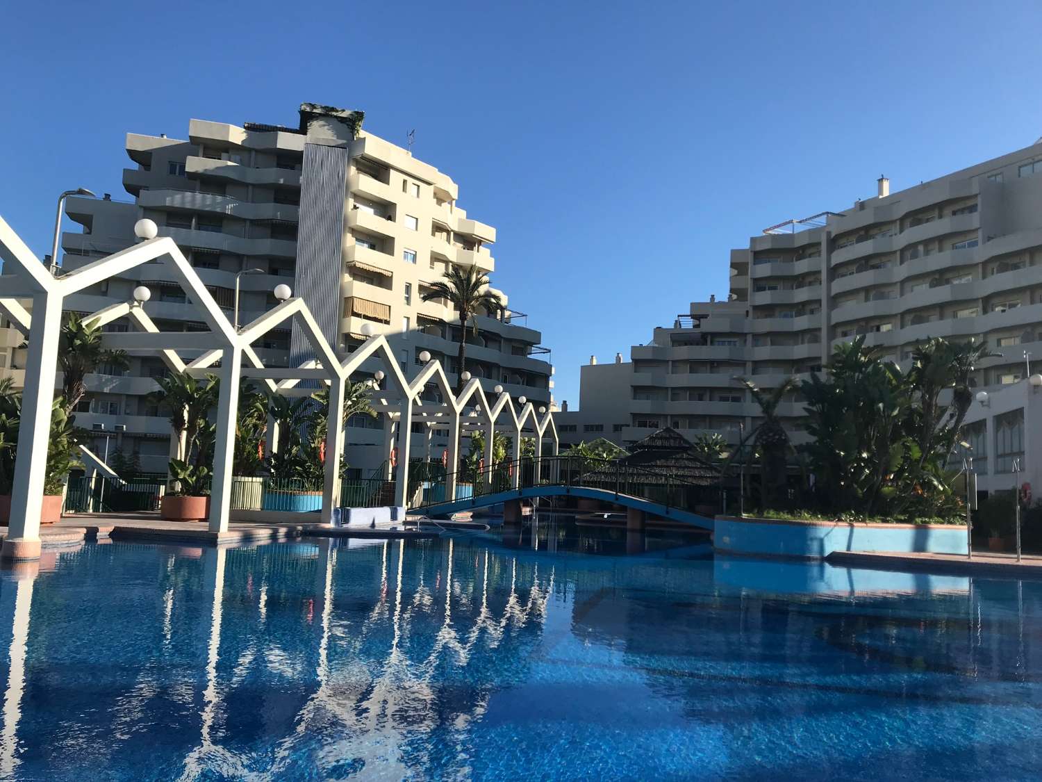 MITTEN IN DER SAISON. ZU VERMIETEN VOM 1.10.24-30.04.25 SCHÖNE WOHNUNG IN DER 1. STRANDLINIE MIT MEERBLICK IN BENALMÁDENA