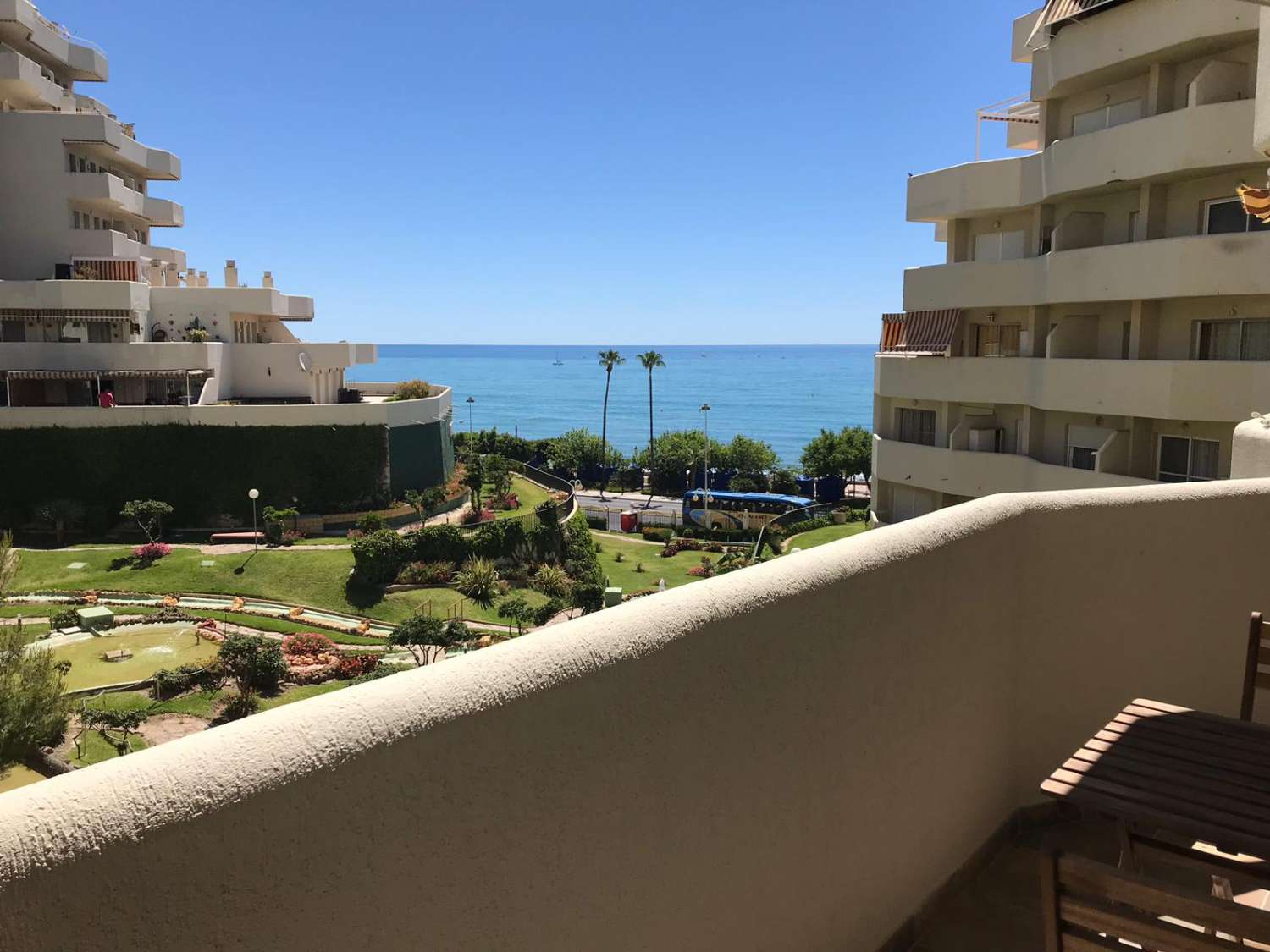 MITTEN IN DER SAISON. ZU VERMIETEN VOM 1.10.24-30.04.25 SCHÖNE WOHNUNG IN DER 1. STRANDLINIE MIT MEERBLICK IN BENALMÁDENA