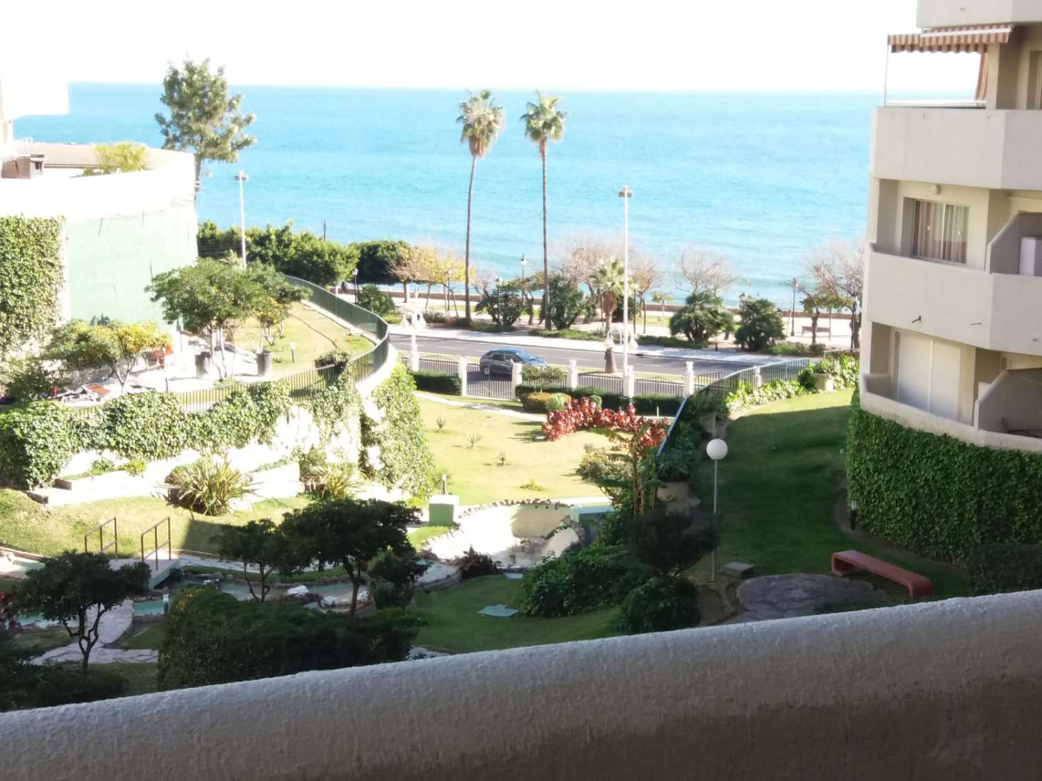 MIDDEN SEIZOEN. TE HUUR VAN 08.10.24-30.6.25 MOOI APPARTEMENT OP DE 1E LIJN VAN HET STRAND MET UITZICHT OP ZEE IN BENALMÁDENA