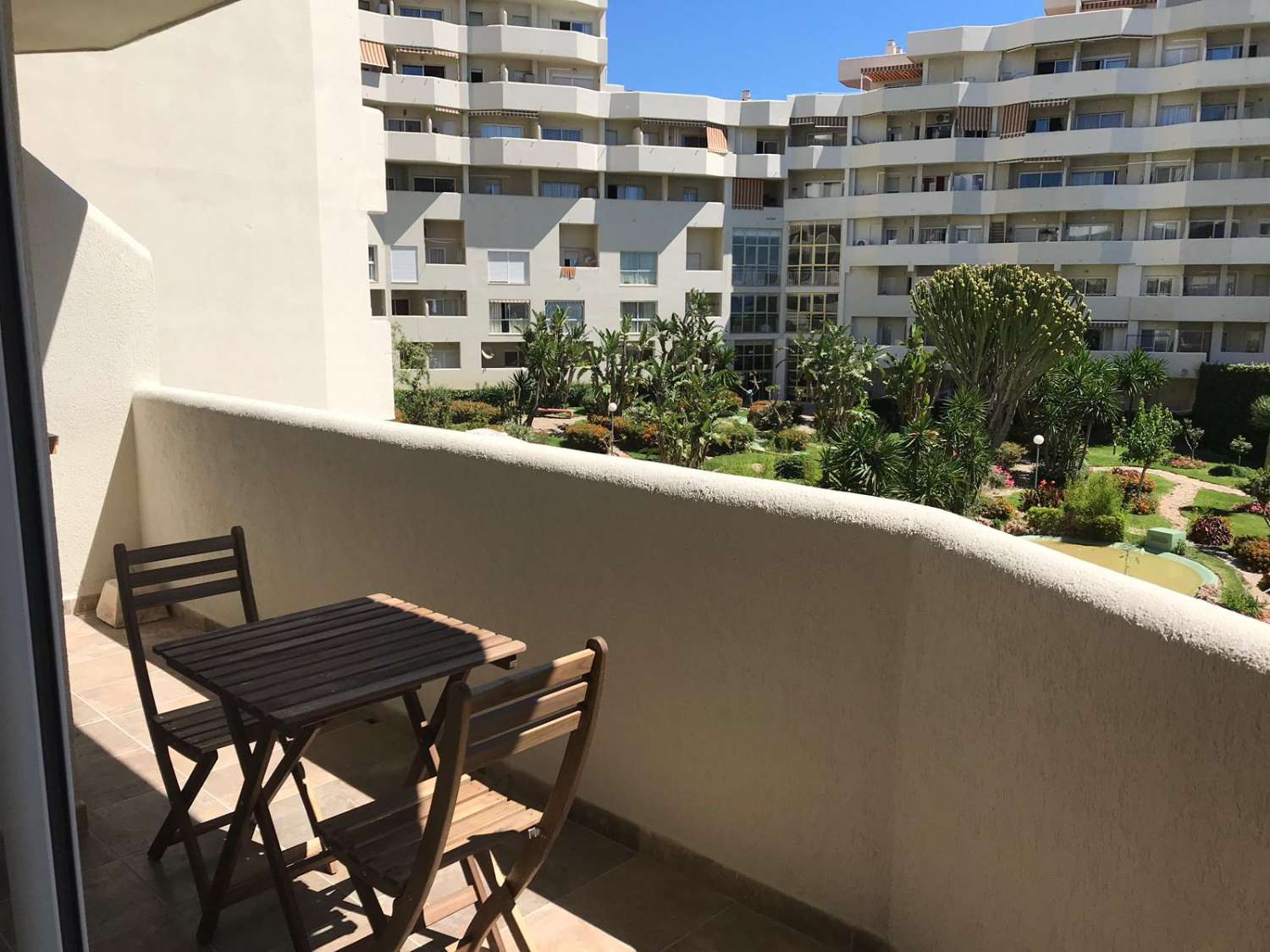 MIDDEN SEIZOEN. TE HUUR VAN 08.10.24-30.6.25 MOOI APPARTEMENT OP DE 1E LIJN VAN HET STRAND MET UITZICHT OP ZEE IN BENALMÁDENA