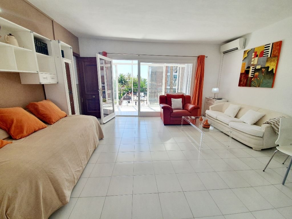 MIDDEN SEIZOEN. TE HUUR VAN 01.03.2024- 30.6.2024 EN VAN 1.10.204-30.6.2025 MOOI APPARTEMENT OP DE 1E LIJN VAN HET STRAND IN TORREMOLINOS