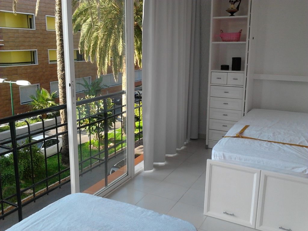 MID-SEASON. FOR RENT FROM 01.03.2024- 30.6.2024 AND FROM 1.10.204-30.6.2025 NICE APARTMENT ON THE 1ST LINE OF THE BEACH IN TORREMOLINOS