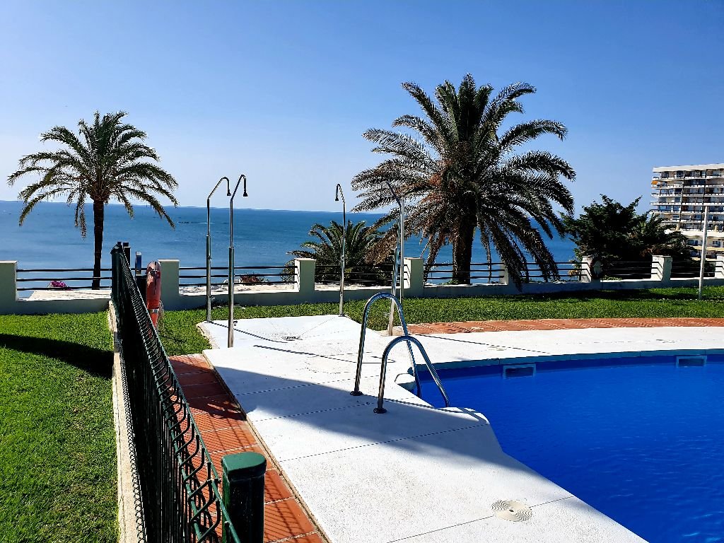 MIDDEN SEIZOEN. TE HUUR VAN 01.03.2024- 30.6.2024 EN VAN 1.10.204-30.6.2025 MOOI APPARTEMENT OP DE 1E LIJN VAN HET STRAND IN TORREMOLINOS