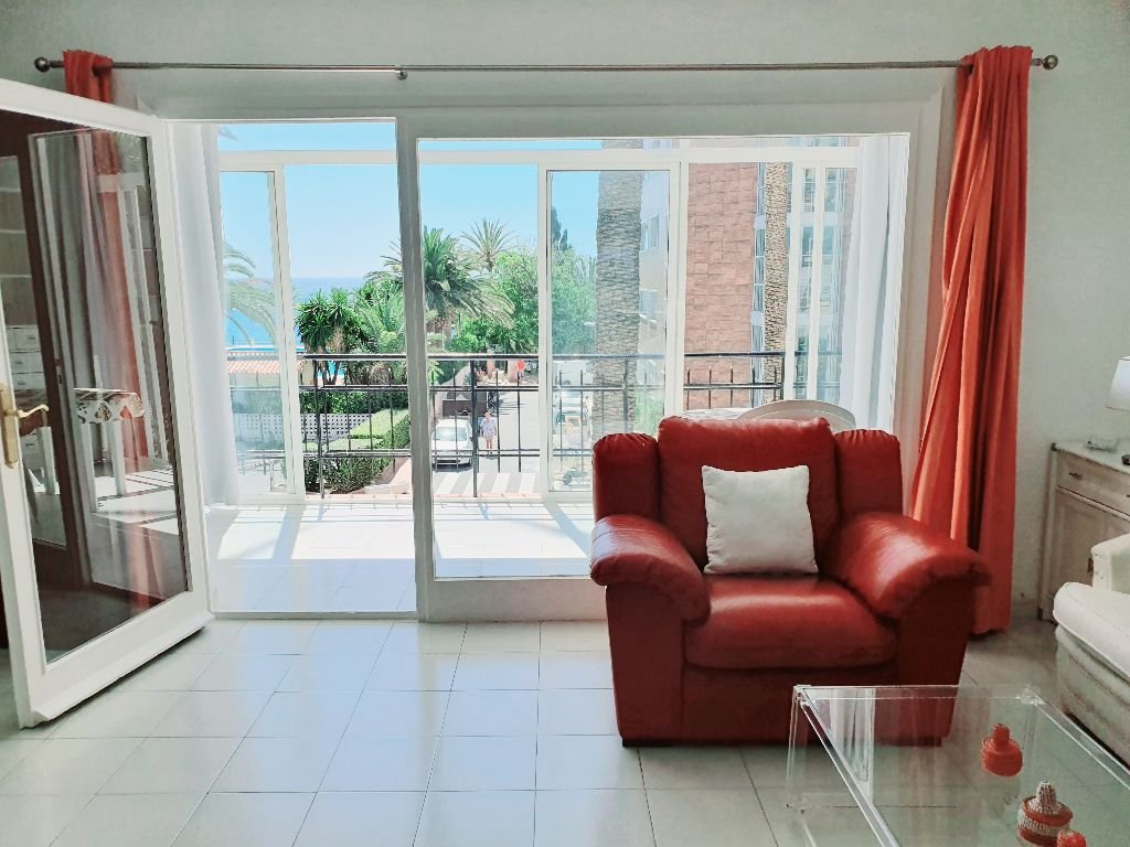 MID-SEASON. FOR RENT FROM 01.03.2024- 30.6.2024 AND FROM 1.10.204-30.6.2025 NICE APARTMENT ON THE 1ST LINE OF THE BEACH IN TORREMOLINOS