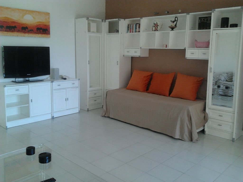 MID-SEASON. FOR RENT FROM 01.03.2024- 30.6.2024 AND FROM 1.10.204-30.6.2025 NICE APARTMENT ON THE 1ST LINE OF THE BEACH IN TORREMOLINOS