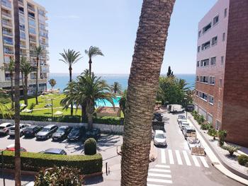 MID-SEASON. FOR RENT FROM 01.03.2024- 30.6.2024 AND FROM 1.10.204-30.6.2025 NICE APARTMENT ON THE 1ST LINE OF THE BEACH IN TORREMOLINOS