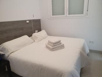 MEDIA TEMPORADA . SE ALQUILA DESDE AHORA - 30.6.2024 Y DEL 1.10.204-30.6.2025 BONITO APARTAMENTO  EN 1ª LINEA DE PLAYA EN  TORREMOLINOS