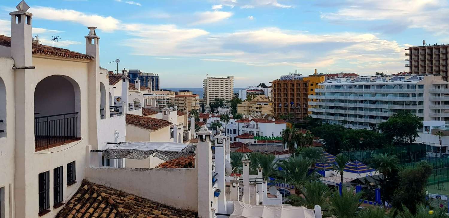 SE VENDE BONITO Y AMPLIO  APARTAMENTO EN BENALMADENA COSTA