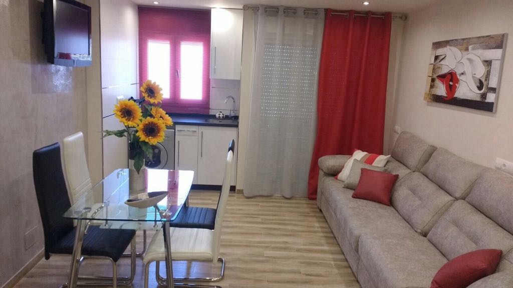 MIDDEN SEIZOEN. TE HUUR VAN 1.10.2024-31.5.2025 MOOI STUDIO-APPARTEMENT MET UITZICHT OP DE HAVEN EN DE ZEE IN TORREMOLINOS