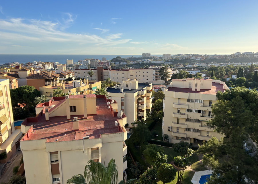 MEDIA TEMPORADA . SE ALQUILA  DEL  1-9-25.-30.6.26 espectacular apartamento céntrico con vistas al mar Arroyo de la Miel